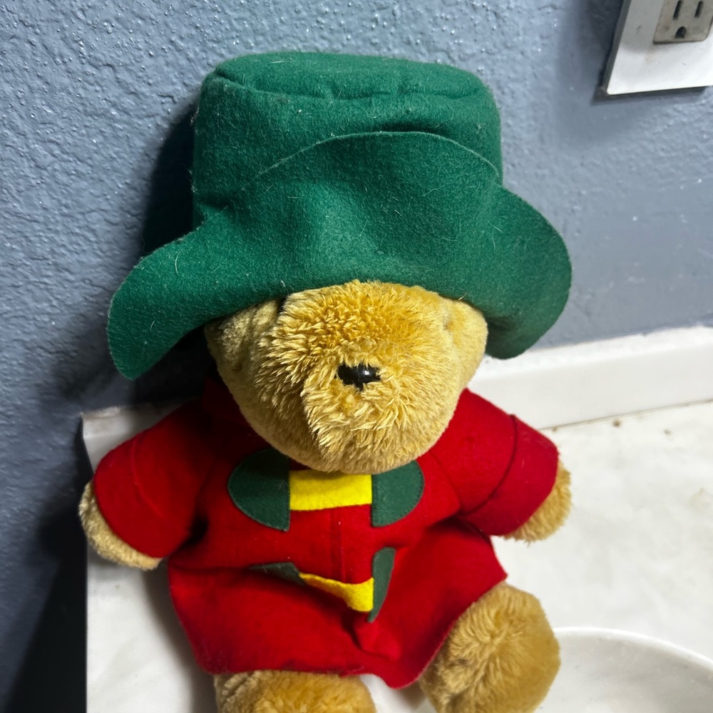 VINTAGE,RETIRED,ORIGINAL 1997 PADDINGTON BEAR PLUSH HOLIDAY EDITION!